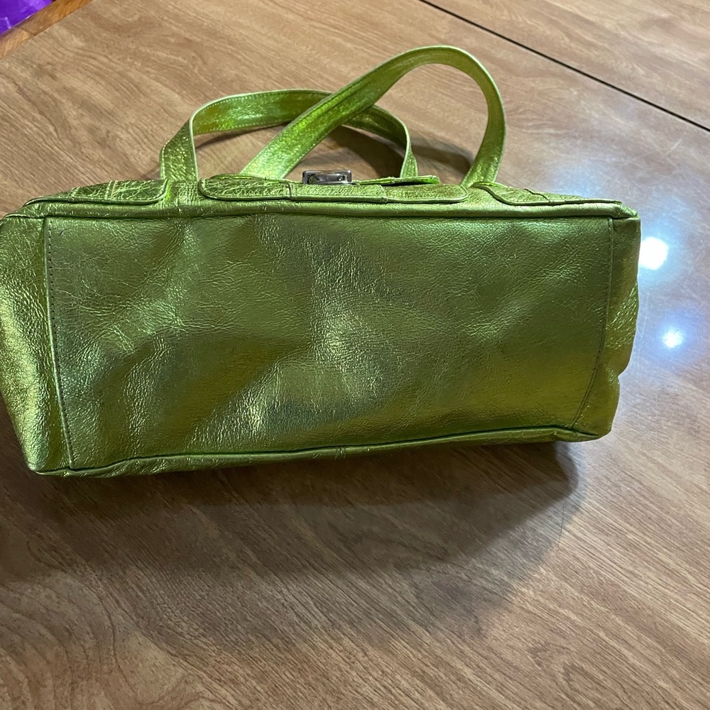 Vibrant Green Leather Shoulder Bag - Picture 8 of 9